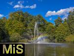 17.09.2025, Kurpark in Bad Wrishofen (Unterallgu),  Der Brunnen im Jakobsweiher ist wieder in Betrieb, an diesem Nachmittag bricht sich die Sonne in der Gischt der Fontne zu einem Farbenspiel eines bunten Regenbogens.