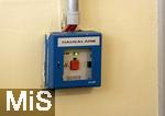 16.09.2025,  1.Schultag in Bayern, Feueralarm-Knopf an der Wand 