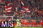 17.09.2025,  Fussball UEFA Championsleague 2025/2026: 1.Spieltag, FC Bayern Mnchen - FC Chelsea, in der Allianz-Arena Mnchen.   Die Bayern Spieler werden nach dem Spiel von der Sdkurve gefeiert
  

