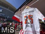 20.09.2025, Fussball Bundesliga 2025/2026, 4.Spieltag, TSG 1899 Hoffenheim - FC Bayern Mnchen, in der PreZero-Arena (Sinsheim). Die Bayern Fans vor dem Stadion, es gibt sogar noch das Mller Trikot


