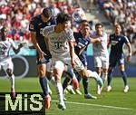 20.09.2025, Fussball Bundesliga 2025/2026, 4.Spieltag, TSG 1899 Hoffenheim - FC Bayern Mnchen, in der PreZero-Arena (Sinsheim). Min-jae Kim (Bayern Mnchen, Minjae Kim) setzt sich durch.


