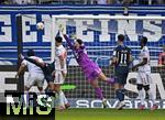 20.09.2025, Fussball Bundesliga 2025/2026, 4.Spieltag, TSG 1899 Hoffenheim - FC Bayern Mnchen, in der PreZero-Arena (Sinsheim). Torwart Manuel Neuer (FC Bayern Mnchen) hechtet dem Ball hinterher


