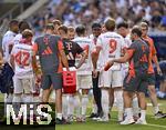 20.09.2025, Fussball Bundesliga 2025/2026, 4.Spieltag, TSG 1899 Hoffenheim - FC Bayern Mnchen, in der PreZero-Arena (Sinsheim). Trainer Vincent Kompany (FC Bayern Mnchen) scharrt die Mannschaft um sich.


