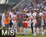 20.09.2025, Fussball Bundesliga 2025/2026, 4.Spieltag, TSG 1899 Hoffenheim - FC Bayern Mnchen, in der PreZero-Arena (Sinsheim). Trainer Vincent Kompany (FC Bayern Mnchen) scharrt die Mannschaft um sich.



