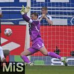 20.09.2025, Fussball Bundesliga 2025/2026, 4.Spieltag, TSG 1899 Hoffenheim - FC Bayern Mnchen, in der PreZero-Arena (Sinsheim). Torwart Manuel Neuer (FC Bayern Mnchen) wehrt den Ball ab.


