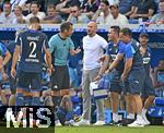 20.09.2025, Fussball Bundesliga 2025/2026, 4.Spieltag, TSG 1899 Hoffenheim - FC Bayern Mnchen, in der PreZero-Arena (Sinsheim). Trainer Christian Ilzer (Hoffenheim) diskutiert mit Schiedsrichter Robert Hartmann (Deutschland).


