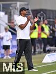 20.09.2025, Fussball Bundesliga 2025/2026, 4.Spieltag, TSG 1899 Hoffenheim - FC Bayern Mnchen, in der PreZero-Arena (Sinsheim). Trainer Vincent Kompany (FC Bayern Mnchen) klatscht


