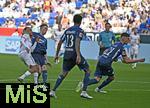 20.09.2025, Fussball Bundesliga 2025/2026, 4.Spieltag, TSG 1899 Hoffenheim - FC Bayern Mnchen, in der PreZero-Arena (Sinsheim). Der Ball von Sacha Boey (FC Bayern Mnchen) geht an die Hand von Albian Hajdari (TSG 1899 Hoffenheim) 


