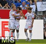 20.09.2025, Fussball Bundesliga 2025/2026, 4.Spieltag, TSG 1899 Hoffenheim - FC Bayern Mnchen, in der PreZero-Arena (Sinsheim). v.l. Harry Kane (FC Bayern Mnchen), Serge Gnabry (FC Bayern Mnchen) und Tom Bischof (Bayern Mnchen) jubeln


