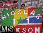20.09.2025, Fussball Bundesliga 2025/2026, 4.Spieltag, TSG 1899 Hoffenheim - FC Bayern Mnchen, in der PreZero-Arena (Sinsheim). Ein Fan hebt eine Fahne fr Nicolas Jackson (FC Bayern Mnchen) hoch


