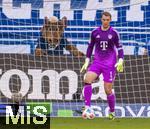 20.09.2025, Fussball Bundesliga 2025/2026, 4.Spieltag, TSG 1899 Hoffenheim - FC Bayern Mnchen, in der PreZero-Arena (Sinsheim). Torwart Manuel Neuer (FC Bayern Mnchen) wird vom Hoffenheim-Maskottchen beobachtet.