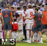20.09.2025, Fussball Bundesliga 2025/2026, 4.Spieltag, TSG 1899 Hoffenheim - FC Bayern Mnchen, in der PreZero-Arena (Sinsheim). Trainer Vincent Kompany (FC Bayern Mnchen) gibt im Kreis seiner Spieler taktische Anweisungen