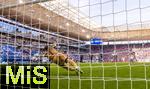 20.09.2025, Fussball Bundesliga 2025/2026, 4.Spieltag, TSG 1899 Hoffenheim - FC Bayern Mnchen, in der PreZero-Arena (Sinsheim). Harry Kane (re, FC Bayern Mnchen) erzielt ein Tor per Elfmeter gegen Torwart Oliver Baumann (TSG 1899 Hoffenheim) 