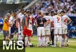 20.09.2025, Fussball Bundesliga 2025/2026, 4.Spieltag, TSG 1899 Hoffenheim - FC Bayern Mnchen, in der PreZero-Arena (Sinsheim). Trainer Vincent Kompany (FC Bayern Mnchen) gibt im Kreis seiner Spieler taktische Anweisungen