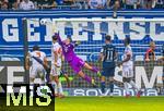 20.09.2025, Fussball Bundesliga 2025/2026, 4.Spieltag, TSG 1899 Hoffenheim - FC Bayern Mnchen, in der PreZero-Arena (Sinsheim). Torwart Manuel Neuer (FC Bayern Mnchen) hechtet zum Ball.
