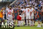20.09.2025, Fussball Bundesliga 2025/2026, 4.Spieltag, TSG 1899 Hoffenheim - FC Bayern Mnchen, in der PreZero-Arena (Sinsheim). Trainer Vincent Kompany (FC Bayern Mnchen) gibt im Kreis seiner Spieler taktische Anweisungen