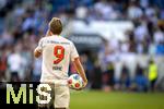 20.09.2025, Fussball Bundesliga 2025/2026, 4.Spieltag, TSG 1899 Hoffenheim - FC Bayern Mnchen, in der PreZero-Arena (Sinsheim). Harry Kane (FC Bayern Mnchen) hat sich nach dem Spiel den Ball geschnappt, wegen seines Hattricks.