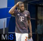 20.09.2025, Fussball Bundesliga 2025/2026, 4.Spieltag, TSG 1899 Hoffenheim - FC Bayern Mnchen, in der PreZero-Arena (Sinsheim). Dayot Upamecano (FC Bayern Mnchen) kommt zur Ersatzbank.