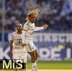 20.09.2025, Fussball Bundesliga 2025/2026, 4.Spieltag, TSG 1899 Hoffenheim - FC Bayern Mnchen, in der PreZero-Arena (Sinsheim).  Sacha Boey (FC Bayern Mnchen) Kopfball, danach fliegen Haare und Schweiss. 