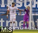 20.09.2025, Fussball Bundesliga 2025/2026, 4.Spieltag, TSG 1899 Hoffenheim - FC Bayern Mnchen, in der PreZero-Arena (Sinsheim). Torwart Manuel Neuer (FC Bayern Mnchen) gibt Fingerzeichen beim Freistoss.