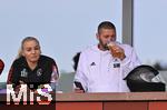 27.07.2025, Fussball Bezirksliga Schwaben 2025/2026,  SV Mering - SpVgg Langerringen, Zuschauer und Trainer Sascha Mlders (SV Mering) trinkt aus seinem Bierglas, links seine Frau Ivonne Mlders.