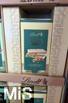 22.09.2025, Trend Dubai Schokolade,  Hier die Version von der Firma LINDT als DUBAI-Style Chocolade im Verkaufs-Display eines Supermarktes, mit Pistazien-Fllung,  Weisse Schokolade