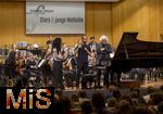 26.09.2025, Internationales Klassikfestival: Festival der Nationen 2025, im Kurhaus Bad Wrishofen (Unterallgu), Klassik for Kids: Schulkonzert fr Schlerinnen und Schler im Kursaal mit dem vbw-Festivalorchester und Christoph Adt (Dirigent), Stargast der Pianist Igor Levit (Deutschland), hier bei einer Ansprache an die Kids.