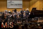 26.09.2025, Internationales Klassikfestival: Festival der Nationen 2025, im Kurhaus Bad Wrishofen (Unterallgu), Klassik for Kids: Schulkonzert fr Schlerinnen und Schler im Kursaal mit dem vbw-Festivalorchester und Christoph Adt (Dirigent), Stargast der Pianist Igor Levit (Deutschland), hier bei einer Ansprache an die Kids.