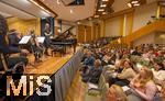 26.09.2025, Internationales Klassikfestival: Festival der Nationen 2025, im Kurhaus Bad Wrishofen (Unterallgu), Klassik for Kids: Schulkonzert fr Schlerinnen und Schler im Kursaal mit dem vbw-Festivalorchester und Christoph Adt (Dirigent), Stargast der Pianist Igor Levit (Deutschland), hier bei einer Ansprache an die Kids.