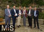26.09.2025, Internationales Klassikfestival: Festival der Nationen 2025, im Kurhaus Bad Wrishofen (Unterallgu), Frderer der Klassik, von links:  Abgeordneter Berhard Pohl (Freie Whler), Landrat Alex Eder, Peter Wachler freuen sich zusammen mit dem Ersten Brgermeister der Stadt Bad Wrishofen Stefan Welzel (2.v.re), und der Kurdirektorin Cathrin Herd (3.v.re), sowie dem Intendanten des Festivals, Winfried Roch (re)