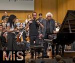 26.09.2025, Internationales Klassikfestival: Festival der Nationen 2025, im Kurhaus Bad Wrishofen (Unterallgu), Klassik for Kids: Schulkonzert fr Schlerinnen und Schler im Kursaal mit dem vbw-Festivalorchester und Christoph Adt (Dirigent), Stargast der Pianist Igor Levit (Deutschland), hier bei einer Ansprache an die Kids.