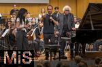26.09.2025, Internationales Klassikfestival: Festival der Nationen 2025, im Kurhaus Bad Wrishofen (Unterallgu), Klassik for Kids: Schulkonzert fr Schlerinnen und Schler im Kursaal mit dem vbw-Festivalorchester und Christoph Adt (Dirigent), Stargast der Pianist Igor Levit (Deutschland), hier bei einer Ansprache an die Kids.