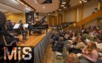 26.09.2025, Internationales Klassikfestival: Festival der Nationen 2025, im Kurhaus Bad Wrishofen (Unterallgu), Klassik for Kids: Schulkonzert fr Schlerinnen und Schler im Kursaal mit dem vbw-Festivalorchester und Christoph Adt (Dirigent), Stargast der Pianist Igor Levit (Deutschland), hier bei einer Ansprache an die Kids.