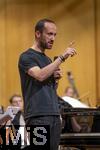 26.09.2025, Internationales Klassikfestival: Festival der Nationen 2025, im Kurhaus Bad Wrishofen (Unterallgu), Klassik for Kids: Schulkonzert fr Schlerinnen und Schler im Kursaal mit dem vbw-Festivalorchester und Christoph Adt (Dirigent), Stargast der Pianist Igor Levit (Deutschland), hier bei einer Ansprache an die Kids.