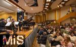 26.09.2025, Internationales Klassikfestival: Festival der Nationen 2025, im Kurhaus Bad Wrishofen (Unterallgu), Klassik for Kids: Schulkonzert fr Schlerinnen und Schler im Kursaal mit dem vbw-Festivalorchester und Christoph Adt (Dirigent), Stargast der Pianist Igor Levit (Deutschland), hier bei einer Ansprache an die Kids.