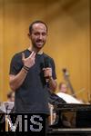 26.09.2025, Internationales Klassikfestival: Festival der Nationen 2025, im Kurhaus Bad Wrishofen (Unterallgu), Klassik for Kids: Schulkonzert fr Schlerinnen und Schler im Kursaal mit dem vbw-Festivalorchester und Christoph Adt (Dirigent), Stargast der Pianist Igor Levit (Deutschland), hier bei einer Ansprache an die Kids.