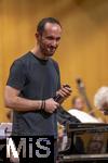 26.09.2025, Internationales Klassikfestival: Festival der Nationen 2025, im Kurhaus Bad Wrishofen (Unterallgu), Klassik for Kids: Schulkonzert fr Schlerinnen und Schler im Kursaal mit dem vbw-Festivalorchester und Christoph Adt (Dirigent), Stargast der Pianist Igor Levit (Deutschland), hier bei einer Ansprache an die Kids.