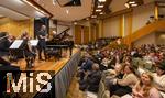 26.09.2025, Internationales Klassikfestival: Festival der Nationen 2025, im Kurhaus Bad Wrishofen (Unterallgu), Klassik for Kids: Schulkonzert fr Schlerinnen und Schler im Kursaal mit dem vbw-Festivalorchester und Christoph Adt (Dirigent), Stargast der Pianist Igor Levit (Deutschland), hier bei einer Ansprache an die Kids.