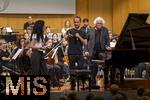 26.09.2025, Internationales Klassikfestival: Festival der Nationen 2025, im Kurhaus Bad Wrishofen (Unterallgu), Klassik for Kids: Schulkonzert fr Schlerinnen und Schler im Kursaal mit dem vbw-Festivalorchester und Christoph Adt (Dirigent), Stargast der Pianist Igor Levit (Deutschland), hier bei einer Ansprache an die Kids.