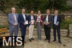 26.09.2025, Internationales Klassikfestival: Festival der Nationen 2025, im Kurhaus Bad Wrishofen (Unterallgu), Frderer der Klassik, von links:  Abgeordneter Berhard Pohl (Freie Whler), Landrat Alex Eder, Peter Wachler freuen sich zusammen mit dem Ersten Brgermeister der Stadt Bad Wrishofen Stefan Welzel (2.v.re), und der Kurdirektorin Cathrin Herd (3.v.re), sowie dem Intendanten des Festivals, Winfried Roch (re)