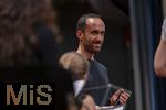 26.09.2025, Internationales Klassikfestival: Festival der Nationen 2025, im Kurhaus Bad Wrishofen (Unterallgu), Klassik for Kids: Schulkonzert fr Schlerinnen und Schler im Kursaal mit dem vbw-Festivalorchester und Christoph Adt (Dirigent), Stargast der Pianist Igor Levit (Deutschland), hier bei einer Ansprache an die Kids.