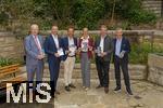 26.09.2025, Internationales Klassikfestival: Festival der Nationen 2025, im Kurhaus Bad Wrishofen (Unterallgu), Frderer der Klassik, von links:  Abgeordneter Berhard Pohl (Freie Whler), Landrat Alex Eder, Peter Wachler freuen sich zusammen mit dem Ersten Brgermeister der Stadt Bad Wrishofen Stefan Welzel (2.v.re), und der Kurdirektorin Cathrin Herd (3.v.re), sowie dem Intendanten des Festivals, Winfried Roch (re)