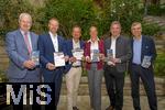 26.09.2025, Internationales Klassikfestival: Festival der Nationen 2025, im Kurhaus Bad Wrishofen (Unterallgu), Frderer der Klassik, von links:  Abgeordneter Berhard Pohl (Freie Whler), Landrat Alex Eder, Peter Wachler freuen sich zusammen mit dem Ersten Brgermeister der Stadt Bad Wrishofen Stefan Welzel (2.v.re), und der Kurdirektorin Cathrin Herd (3.v.re), sowie dem Intendanten des Festivals, Winfried Roch (re)