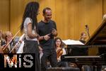 26.09.2025, Internationales Klassikfestival: Festival der Nationen 2025, im Kurhaus Bad Wrishofen (Unterallgu), Klassik for Kids: Schulkonzert fr Schlerinnen und Schler im Kursaal mit dem vbw-Festivalorchester und Christoph Adt (Dirigent), Stargast der Pianist Igor Levit (Deutschland) am Klavier.