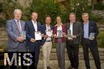26.09.2025, Internationales Klassikfestival: Festival der Nationen 2025, im Kurhaus Bad Wrishofen (Unterallgu), Frderer der Klassik, von links:  Abgeordneter Berhard Pohl (Freie Whler), Landrat Alex Eder, Peter Wachler freuen sich zusammen mit dem Ersten Brgermeister der Stadt Bad Wrishofen Stefan Welzel (2.v.re), und der Kurdirektorin Cathrin Herd (3.v.re), sowie dem Intendanten des Festivals, Winfried Roch (re)