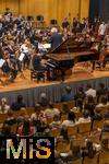 26.09.2025, Internationales Klassikfestival: Festival der Nationen 2025, im Kurhaus Bad Wrishofen (Unterallgu), Klassik for Kids: Schulkonzert fr Schlerinnen und Schler im Kursaal mit dem vbw-Festivalorchester und Christoph Adt (Dirigent), Stargast der Pianist Igor Levit (Deutschland) am Klavier.