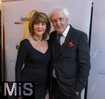 26.09.2025, Internationales Klassikfestival: Festival der Nationen 2025, im Kurhaus Bad Wrishofen (Unterallgu), Festivalerffnung im Kursaal mit Beatrice Rana, Klavier. Riccardo Minasi, Dirigent, Die Deutsche Kammerphilharmonie Bremen, v.re: Gnther Maria Halmer (Schauspieler Mnchner Gschichten), Ehefrau Claudia Halmer, 