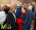 26.09.2025, Internationales Klassikfestival: Festival der Nationen 2025, im Kurhaus Bad Wrishofen (Unterallgu), Festivalerffnung im Kursaal mit Beatrice Rana, Klavier. Riccardo Minasi, Dirigent, Die Deutsche Kammerphilharmonie Bremen, von links:  Sngerin Ireen Sheer im Gesprch mit Moderatorin Carolin Reiber (Mnchen).