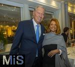 26.09.2025, Internationales Klassikfestival: Festival der Nationen 2025, im Kurhaus Bad Wrishofen (Unterallgu), Festivalerffnung im Kursaal mit Beatrice Rana, Klavier. Riccardo Minasi, Dirigent, Die Deutsche Kammerphilharmonie Bremen, v.li: Prof. Dr. Dr. Werner Mang (Schnheitschirurg), seine Cousine Heimatverlegerin Christine Hgel (Mindelheim).