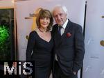 26.09.2025, Internationales Klassikfestival: Festival der Nationen 2025, im Kurhaus Bad Wrishofen (Unterallgu), Festivalerffnung im Kursaal mit Beatrice Rana, Klavier. Riccardo Minasi, Dirigent, Die Deutsche Kammerphilharmonie Bremen, v.re: Gnther Maria Halmer (Schauspieler Mnchner Gschichten), Ehefrau Claudia Halmer, 